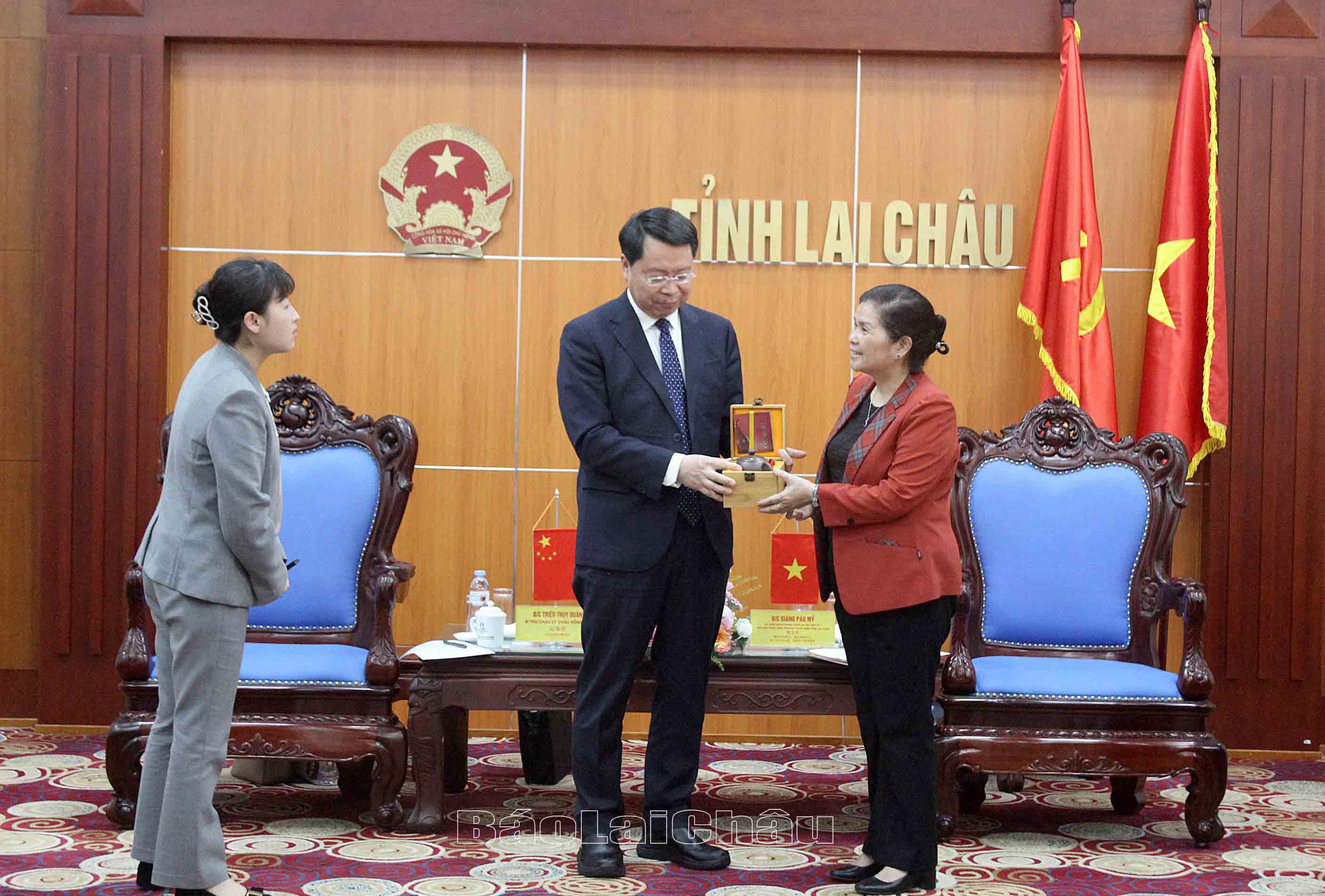 Đồng chí Triệu Thụy Quân tặng quà cho Bí thư Tỉnh ủy.